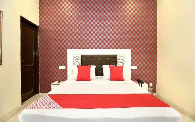 OYO 13102 Hotel Adarsh