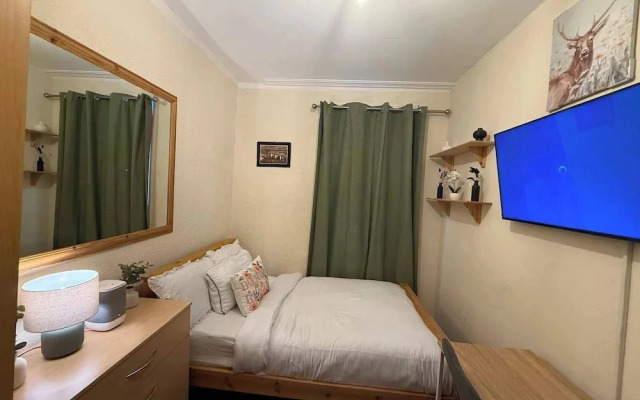 House Sleeps 8 With Parking