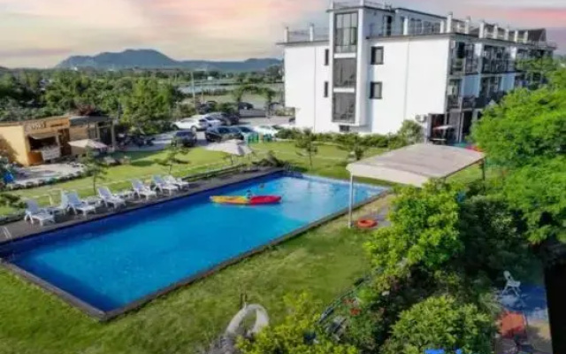 Deqing Three Mu Three Fen Land Homestay