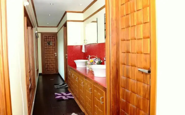 Lavender Luxury Houseboat