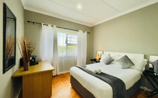 Entire House in Beacon Bay - Golden Location