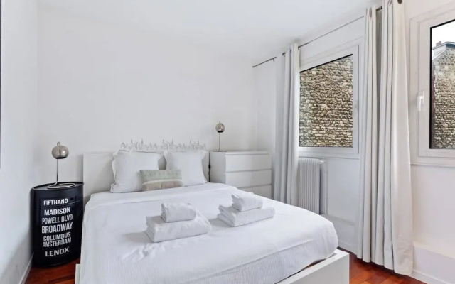 Stunning One Bedroom Apartment Sleeps 5, in Paris