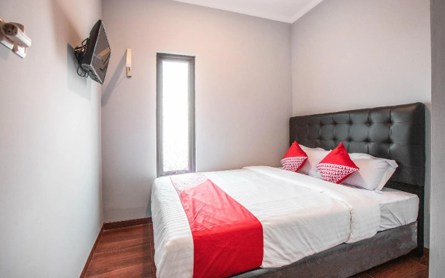 OYO 842 Arafuru Residence Near Rs Duren Sawit