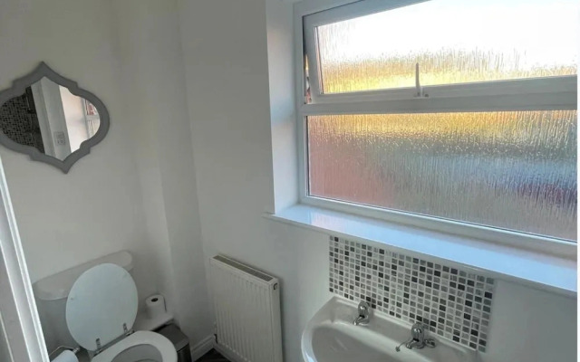 3-bed-sleeps 5 With Garden and Parking