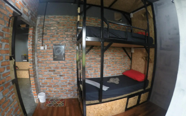 THE BUNK BACKPACKERS HOSTEL by fleur