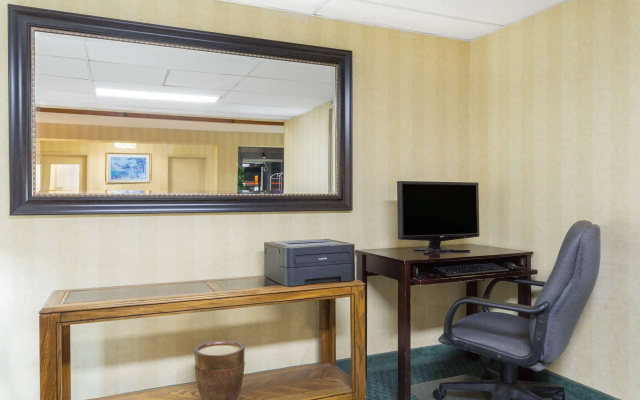 Super 8 by Wyndham Bentonville