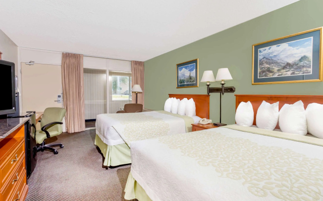 Days Inn by Wyndham Cedar Falls- University Plaza