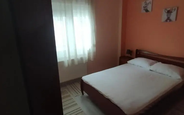 George's apartment Serres