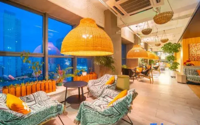 Yuelan Holiday Hotel (Urumqi High-Speed Railway Station)
