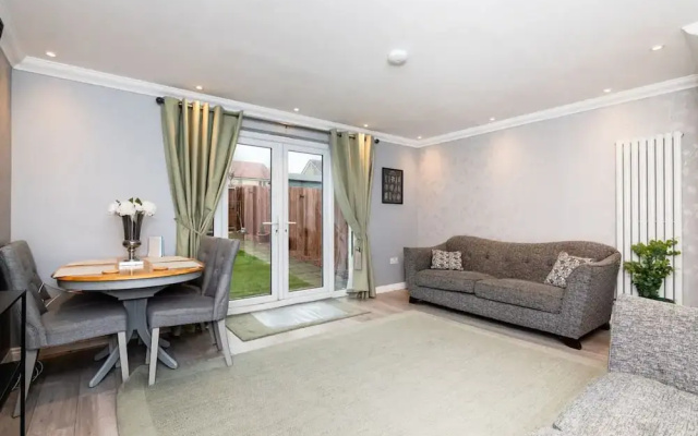 3 Bedroom House-private Parking