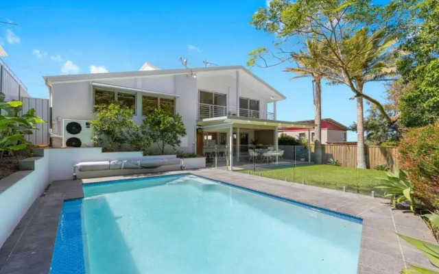 Laze @ Lighthouse - family home with heated pool