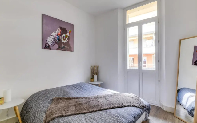 Beautiful Modern 2 Bedroom Apartment in Center