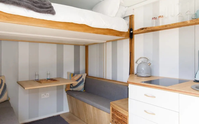 Gorgeous Shepherds Hut - Walk to Beach Pub