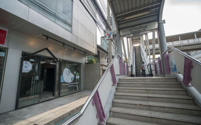 Yor Yak Hostel Бангкок вид на фасад