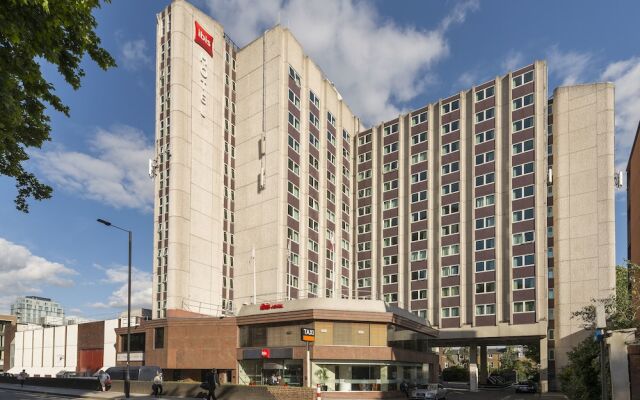 Отель Ibis Earls Court Лондон вид на фасад