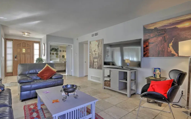 Sun Deck, Hot Tub & Kayak: Lakefront Tempe House