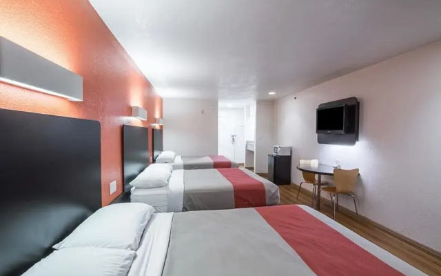 Motel 6 Hutchins Tx
