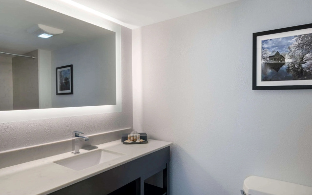 La Quinta Inn & Suites by Wyndham Raleigh Downtown North