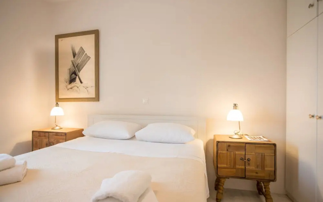 Eclectic island villa - gorgeous sea views, garden by VillaRentalsgr