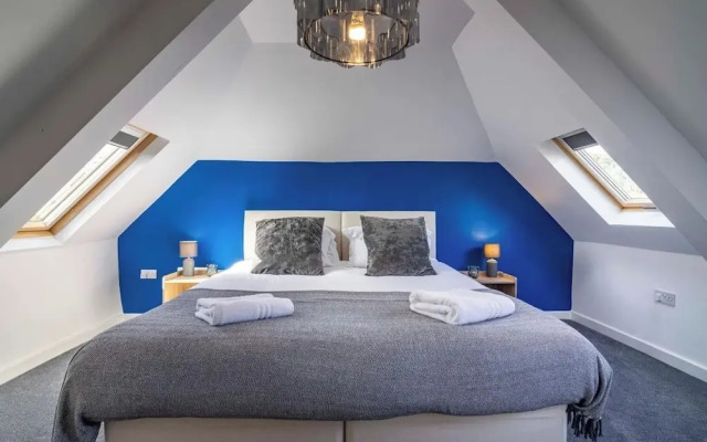 4br-sleeps8-privategarden-freeparking