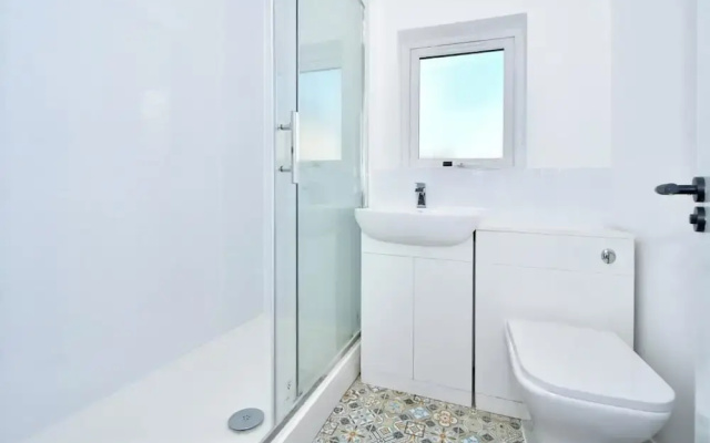 Spacious Home Sleeps 6 With Parking