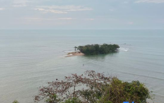 The Munique Cliff House Chumphon - private jacuzzi with beach views