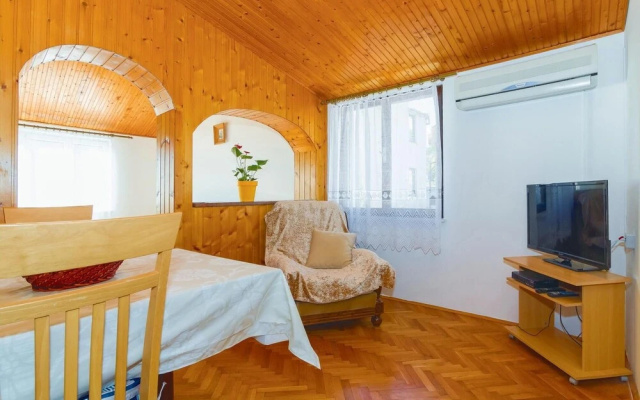 Amazing Apartment in Podstrana With 3 Bedrooms and Wifi