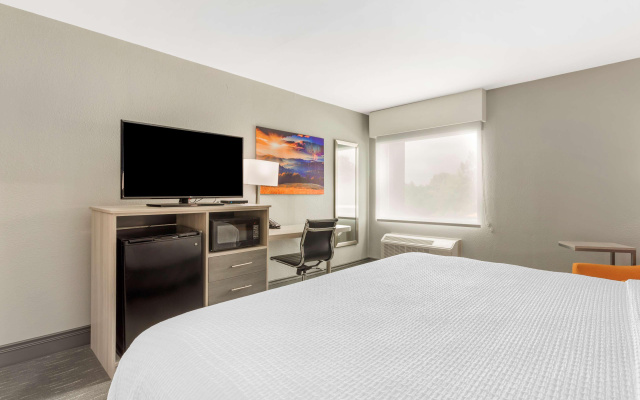 Best Western Plus Cleveland Inn & Suites