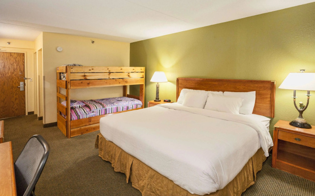 Edgewater Hotel & Waterpark