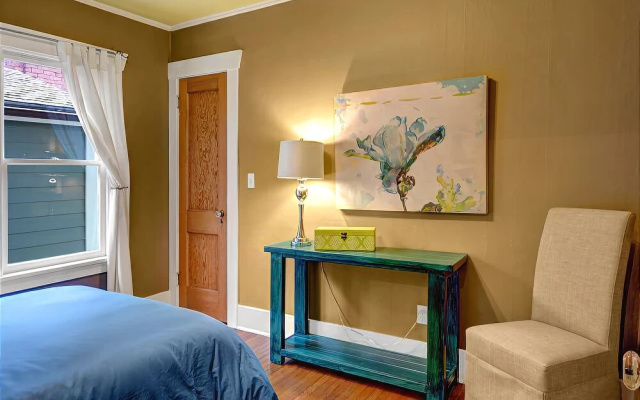 Phinneywood Bungalow - Two Bedroom Home with Fireplace