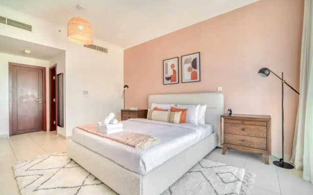 Urban Chic Downtown Apt w Dubai Fountain Views