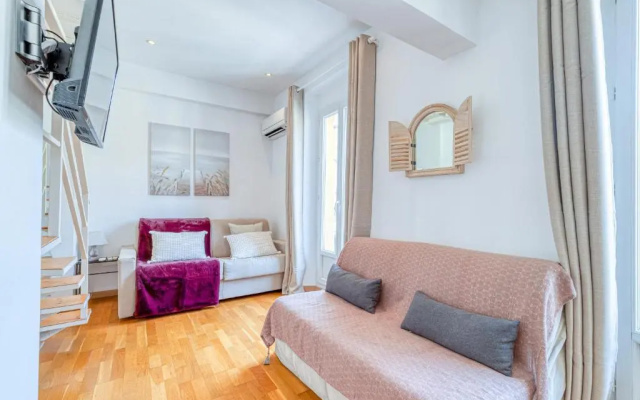 Massena Street - 1 Bdr Duplex with AC & Parking