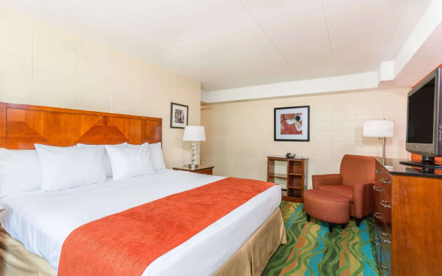Howard Johnson by Wyndham Virginia Beach At The Beach