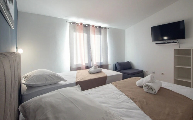 Nice Home in Podstrana With Wifi and 2 Bedrooms