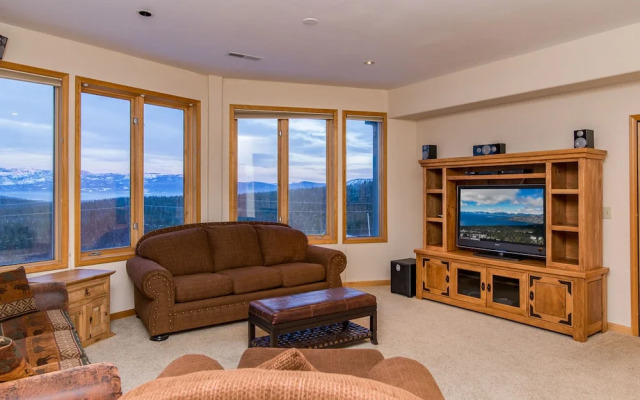Charming Tahoe Donner Chalet by RedAwning