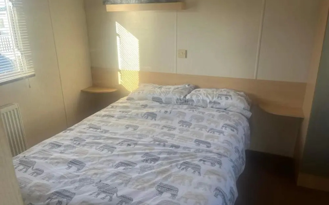 2 Bedroom Pet Free Caravan and Decking Free Wifi