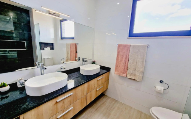 Apartamento encantador com piscina e vista mar