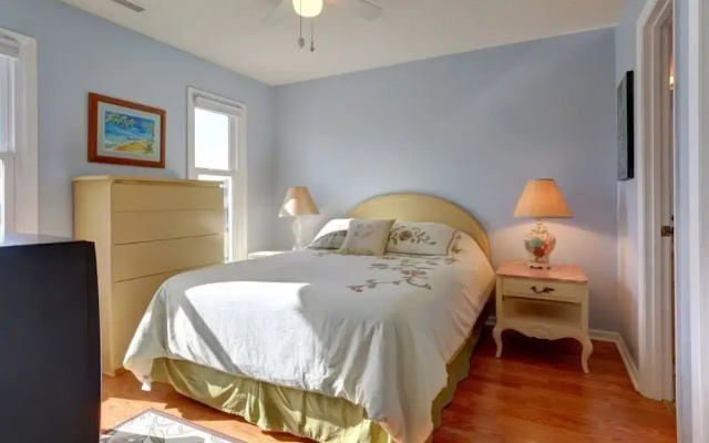 Toadally Relaxin' 2 Bedroom Home by RedAwning