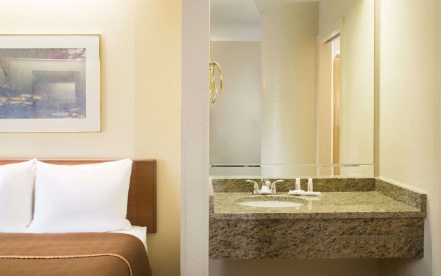 Travelodge by Wyndham Fort Myers Airport