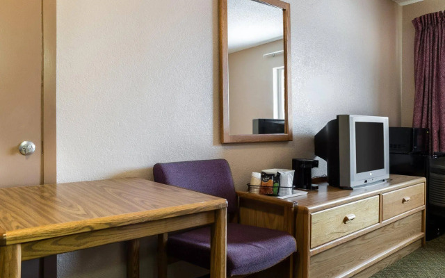 Bison Inn & Suites on University