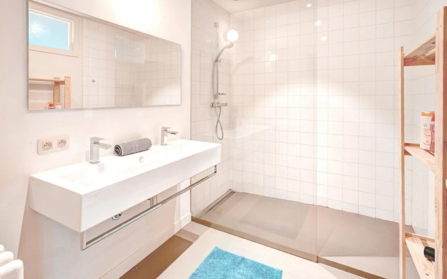 Chic Meir Stay for 9 With Balcony