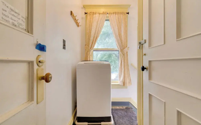 2 Miles to Dtwn! Idyllic Rochester Apt w/ Hot Tub