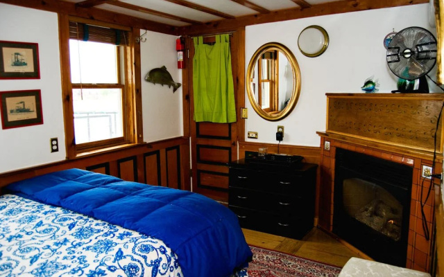 The Covington Houseboat