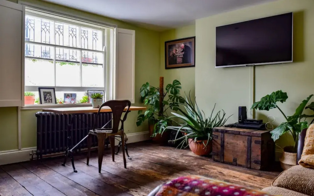 Stylish 1 Bedroom Flat With A Beautiful Garden