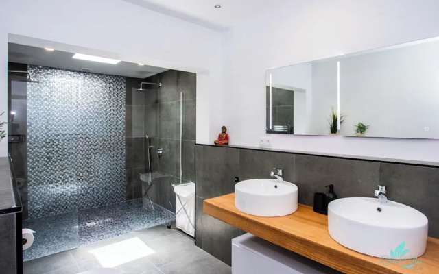 Gorgeous Newly Renovated 4-bedroom Villa!