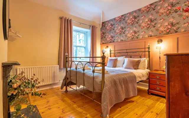 Holiday Home in Heart of Tideswell, No Deposit