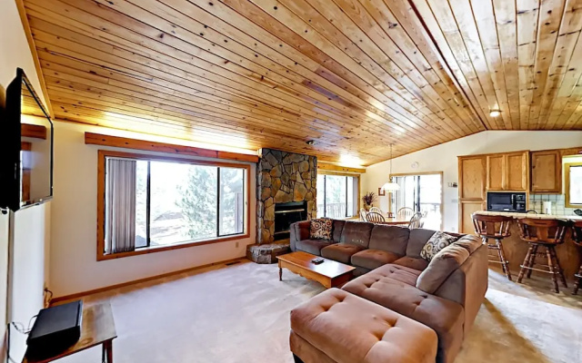4BR South Lake Tahoe Multi Level House by RedAwning