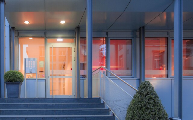 Отель The Doorman Die Welle Frankfurt Германия, Франкфурт-на-Майне - отзывы, цены и фото номеров - забронировать отель The Doorman Die Welle Frankfurt онлайн вид на фасад