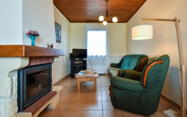 Classic Holiday Home in Saint Nic-Pentrez with Fenced Garden