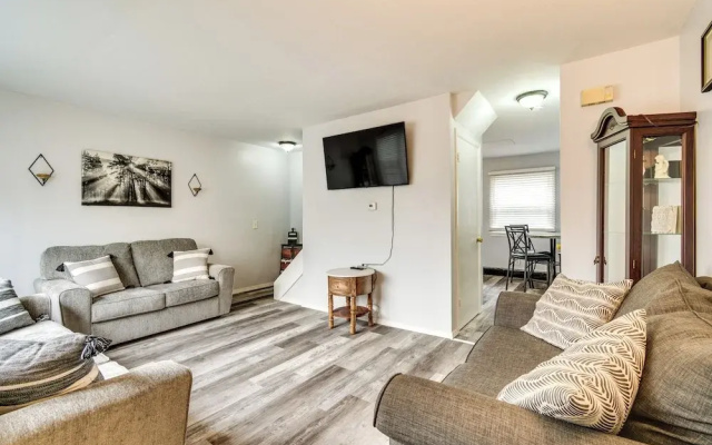 4 Mi to Dtwn Rochester: Charming Apt w/ Patio!